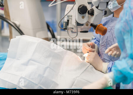 Ärzte sind in den Prozess der Durchführung von Operationen am Auge. Closeup. medizinisches Konzept Stockfoto