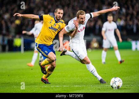 LONDON, ENGLAND - MÄRZ 07: Giorgio Chiellini (3) von Juventus Turin, (10) Harry Kane von Tottenham Hotspur Kampf für die Kugel während der UEFA Champions League Runde 16 zweite Bein Übereinstimmung zwischen den Tottenham Hotspur und Juventus im Wembley Stadion am 7. März 2018 in London, Vereinigtes Königreich. (Foto von MB Media/) Stockfoto