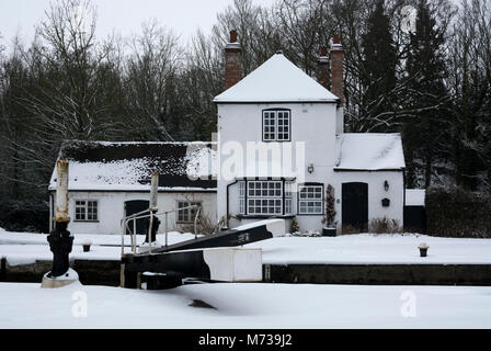 Hatton Bottom Lock cottage bei Schneewetter, Grand Union Canal, Warwick, Großbritannien Stockfoto