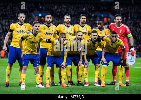 LONDON, ENGLAND - MÄRZ 07: Giorgio Chiellini (3) von Juventus Turin, Prairie Benatia (4) von Juventus Turin, Stephan Lichtsteiner (26)) von Juventus Turin, Sami Khedira (6) von Juventus Turin, Gianluigi Buffon (1) von Juventus Turin, Blaise Matuidi (14) von Juventus Turin, Paulo Dybala (10) von Juventus Turin, Gonzalo Higuaín (9) von Juventus Turin, Miralem Pjani? (5) von Juventus Turin, Andrea BARZAGLI (15) von Juventus Turin, Douglas Costa (11) von Juventus Turin während der UEFA Champions League Runde 16 zweite Bein Übereinstimmung zwischen den Tottenham Hotspur und Juventus im Wembley Stadion am 7. März 2018 in London, Vereinigtes Königreich. (Foto von MB Media/) Stockfoto