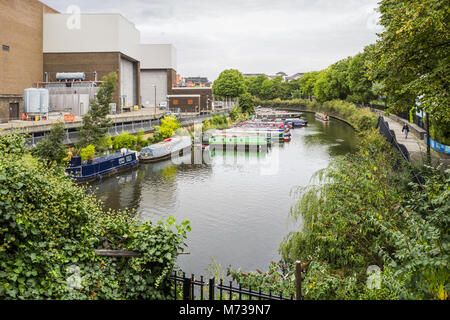 Dieser Abschnitt des Regent's Canal einmal enthielt eine Wharf, wo die Boote geladen und die Yards der Marylebone Station entladen. Stockfoto