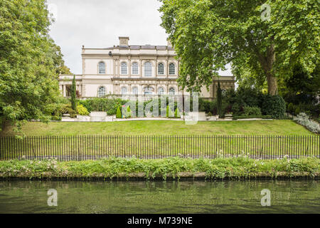 Venetien Villa, einer von sechs Villen im Regent's Park, in den verschiedenen historischen Stilen gebaut, von der Regent's Canal Leinpfad gesehen. Stockfoto