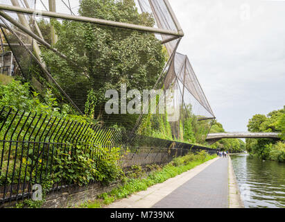 Der snowdon Aviary (1964) an der ZSL London Zoo, aus dem Leinpfad des Regent's Canal, Regent's Park, London, England, UK, Europa gesehen. Stockfoto