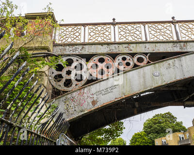 Brücke Nr. 12 über den Regent's Canal ist eine Fußgängerbrücke verbindet Bereiche der ZSL London Zoo. Es wurde von R. Masefield Bügeleisen Gründer in Chelsea. Stockfoto