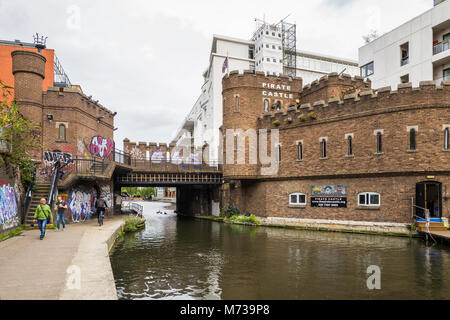 Regent's Canal nähert sich Camden Lock, vorbei an Pirate Castle, Camden Town, London, Großbritannien. Stockfoto