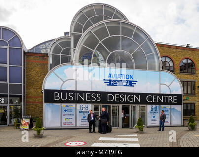 Unternehmer warten Taxis außerhalb des "Aviation Festival" an der London Business Design Centre in Islington. September 2017. Stockfoto