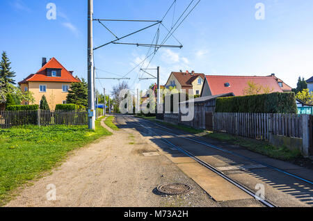 Straßenbahnschienen und Wohngebiet in Weixdorf bei Dresden, Sachsen, Deutschland. Stockfoto