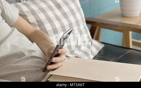Männer spielen smart phone in Morgen Stockfoto