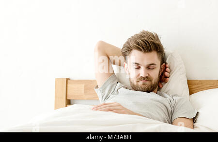 Männer schlafen auf dem Bett am Morgen mit im Bett Zimmer Stockfoto