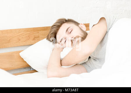 Männer schlafen auf dem Bett am Morgen mit im Schlafzimmer Stockfoto