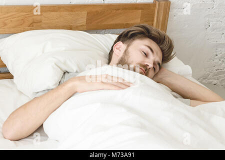 Männer schlafen auf dem Bett am Morgen mit im Schlafzimmer Stockfoto