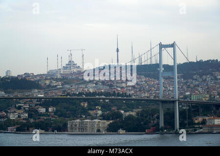 Die bosporus Brücke mit dem Beylerbeyi Palast und der camlica Moschee in Istanbul Bosporus. Stockfoto