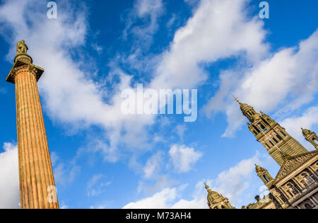 Sir walter scott Statue auf der Säule und glasgow Kammern auf dem george Square vor blauem Himmel, Glasgow Schottland großbritannien Stockfoto