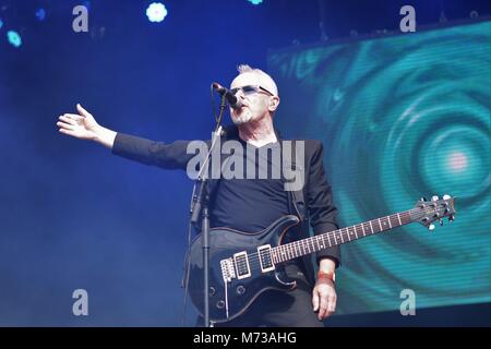 Nik Kershaw unterhält die Fans bei Let's Rock Bristol, das Retro Festival, Juni 2017 Stockfoto