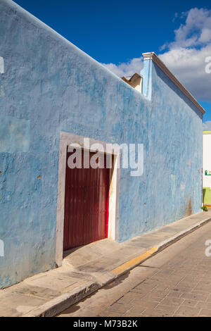 Campeche, Mexiko - Januar 31,2018: Typische koloniale Straße in Campeche, Mexiko. Historische Festungsstadt Campeche - UNESCO-Weltkulturerbe. Stockfoto