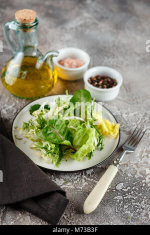 Frischer grüner gemischter Salat mit Romaine, Frisee und Mangold Salatblätter Stockfoto