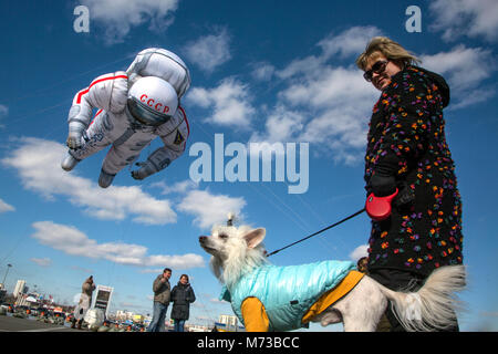 Ein Ballon in Form eines sowjetischen Kosmonauten fliegt über in der Stadt Moskau, Russland Stockfoto