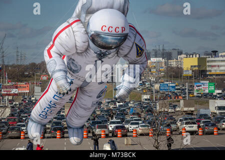 Ein Ballon in Form eines sowjetischen Kosmonauten fliegt über in der Stadt Moskau, Russland Stockfoto