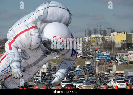 Ein Ballon in Form eines sowjetischen Kosmonauten fliegt über in der Stadt Moskau, Russland Stockfoto