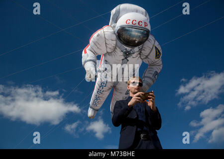 Ein Ballon in Form eines sowjetischen Kosmonauten fliegt über in der Stadt Moskau, Russland Stockfoto