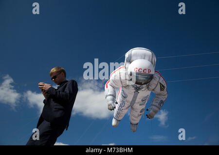 Ein Ballon in Form eines sowjetischen Kosmonauten fliegt über in der Stadt Moskau, Russland Stockfoto