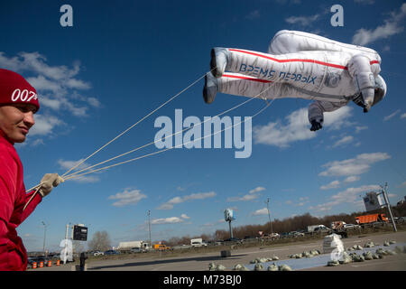 Ein Ballon in Form eines sowjetischen Kosmonauten fliegt über in der Stadt Moskau, Russland Stockfoto