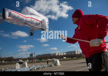 Ein Ballon in Form eines sowjetischen Kosmonauten fliegt über in der Stadt Moskau, Russland Stockfoto