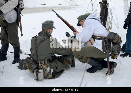 Sankt-petersburg. Russland. 02.23.2016. Mittagessen der deutschen Soldaten im Feld. Sie sind für die Jahreszeit gekleidet, im Winter bilden. Gehören Zweig Infanterie Stockfoto