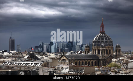 Blick vom Dach des Pariser Kaufhaus Printemps Haussmann in den Westen. Im Vordergrund, Saint-Augustin, im Hintergrund, La Défense Stockfoto