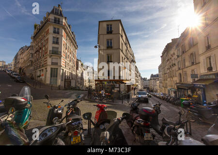 Pariser Straßen im Viertel Montmartre. Weitwinkelaufnahme mit der Sonne in der oberen rechten Ecke Stockfoto