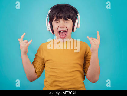 Junge mit Kopfhörer Übersicht rock Seufzer Stockfoto