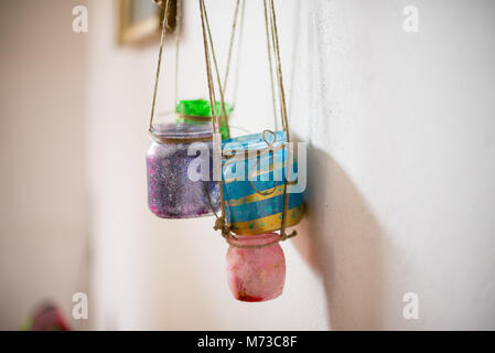 Recyceltem Glas Vasen mit Farben und hängen an der Wand Stockfoto