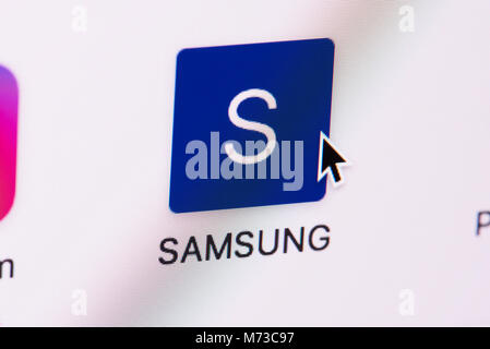 New York, USA - 8. März 2018: Eröffnung Samsung Webseite auf dem Laptop Bildschirm schließen. Cursor auf dem Computer auf das Symbol Stockfoto