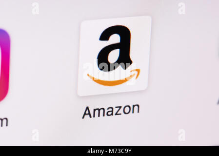 New York, USA - 8. März 2018: Eröffnung amazon web Seite auf dem Laptop Bildschirm schließen. Cursor auf dem Computer auf das Symbol Stockfoto