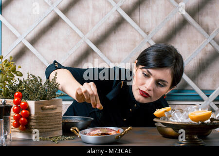 Koch Prise Gewürze auf Teller von Octopus in der gewerblichen Küche. Gourmet Restaurant Stockfoto
