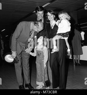 Film Schauspieler Robert Wagner und seine Frau Natalie Wood angekommen am Flughafen Heathrow aus Los Angeles mit ihren Kindern Courtney (2) und Natasha (5). Courtney war eine Puppe namens 'Curious George." Sie wurden von Herrn Olivier getroffen und sind hier ein Granada TV-Produktion mit Ihm "Die Katze auf dem heißen Blechdach zu machen." 19. Mai 1976. Stockfoto