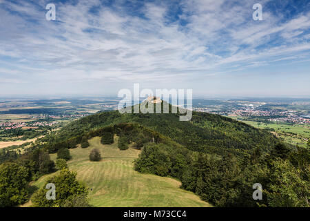 Burg Hohenzollern auf der Schwäbischen Alb. Im Morgenlicht mit einem ultra Weitwinkel Objektiv aufgenommen Stockfoto