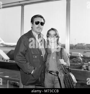 Schauspieler Robert Wagner und die Schauspielerin Frau Natalie Wood Ankunft in London auf dem Weg in den Süden Frankreichs für einen kurzen Urlaub vor der Rückkehr nach London im nächsten Monat TV-Produktion des Tennessee Williams "Die Katze auf dem heißen Blechdach' für Granada zu machen. Das Spiel wird von Herrn Olivier hergestellt werden, spielt auch Big Daddy in den Spielen. Natalie sagte bei der Ankunft von LA'Seine sehr spannend". Vor dem Start auf der spielen Sie zurück in Hollywood fliegen Ihre zwei Kinder zu sammeln, Natascha, 5, und Cassandra, 2. 24. April 1976. Stockfoto