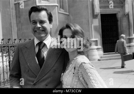 Robert Wagner und Natalie Wood fotografiert in London, die Paare haben eine Verleumdungsklage, die in den Gerichten. 22. Juni 1976. Stockfoto