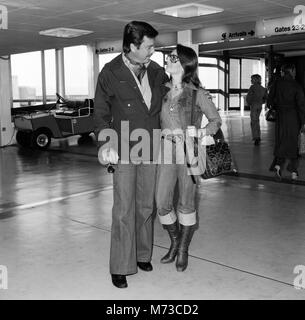 Schauspieler Robert Wagner und die Schauspielerin Frau Natalie Wood Ankunft in London auf dem Weg in den Süden Frankreichs für einen kurzen Urlaub vor der Rückkehr nach London im nächsten Monat TV-Produktion des Tennessee Williams "Die Katze auf dem heißen Blechdach' für Granada zu machen. Das Spiel wird von Herrn Olivier hergestellt werden, spielt auch Big Daddy in den Spielen. Natalie sagte bei der Ankunft von LA'Seine sehr spannend". Vor dem Start auf der spielen Sie zurück in Hollywood fliegen Ihre zwei Kinder zu sammeln, Natascha, 5, und Cassandra, 2. 24. April 1976. Stockfoto