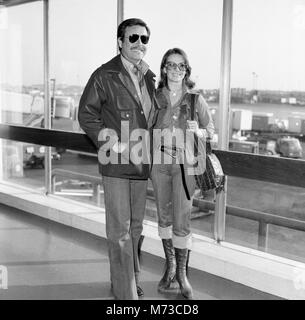 Schauspieler Robert Wagner und die Schauspielerin Frau Natalie Wood Ankunft in London auf dem Weg in den Süden Frankreichs für einen kurzen Urlaub vor der Rückkehr nach London im nächsten Monat TV-Produktion des Tennessee Williams "Die Katze auf dem heißen Blechdach' für Granada zu machen. Das Spiel wird von Herrn Olivier hergestellt werden, spielt auch Big Daddy in den Spielen. Natalie sagte bei der Ankunft von LA'Seine sehr spannend". Vor dem Start auf der spielen Sie zurück in Hollywood fliegen Ihre zwei Kinder zu sammeln, Natascha, 5, und Cassandra, 2. 24. April 1976. Stockfoto