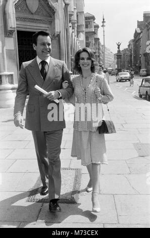 Robert Wagner und Natalie Wood fotografiert in London, die Paare haben eine Verleumdungsklage, die in den Gerichten. 22. Juni 1976. Stockfoto