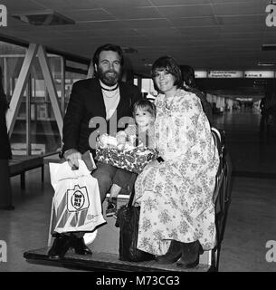 Robert Wagner und Frau Natalie Wood und ihre 3 - und - ein halbes Jahr alte Tochter Natasha verlassen den Flughafen Heathrow für Los Angeles. Natalie erwartet ein anderes Baby in vier Wochen Zeit, und Sie sind wieder in die USA für die Geburt. 10. Februar 1974. Stockfoto