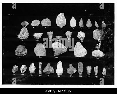 Eine Sammlung von Feuersteinen, ein wesentliches Werkzeug in der frühen Menschheitsgeschichte, das zur Erzeugung von Feuer und Werkzeugen verwendet wurde. Die Feuersteine spiegeln die materielle Kultur prähistorischer Menschen wider. Stockfoto