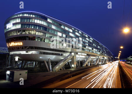 Büro Frankfurt Gebäude "The Squaire bei Nacht Stockfoto