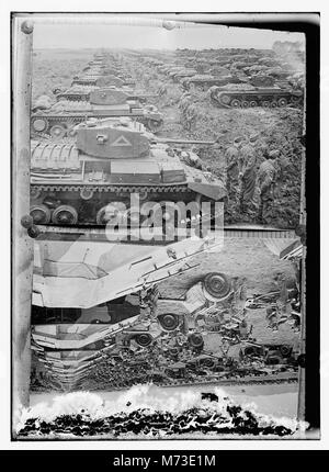 Kopie Foto von Panzern und Soldaten (oben); Foto von artilleriewaffen und Soldaten (unten) LOC 08385 matpc kopieren. Stockfoto