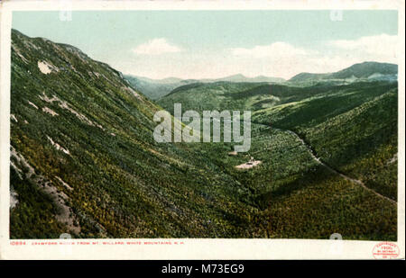 Dieses Bild zeigt den Blick auf Crawford Notch vom Mount Willard, einem malerischen Ort in den White Mountains in New Hampshire. Das Foto zeigt die Schönheit und das raue Gelände der Region, die bei Wanderern und Naturliebhabern beliebt ist. Stockfoto
