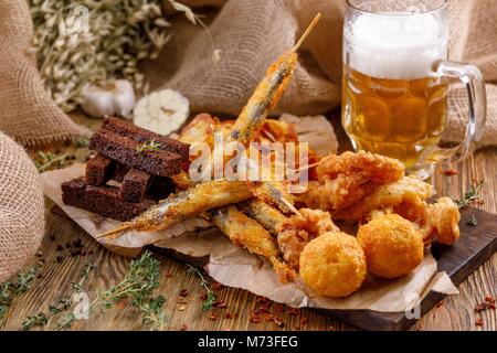 Snacks für ein Bier. Still-life auf einem hölzernen Hintergrund. Rustikal. Stockfoto