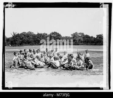 Ein Foto, das am 22. Juli 1921 aufgenommen wurde, zeigt Davis mit einer Gruppe von Kindern in Moosehead, wahrscheinlich ein Camp oder eine Outdoor-Aktivität, die einen Moment der Erholung im Freien festhält. Stockfoto