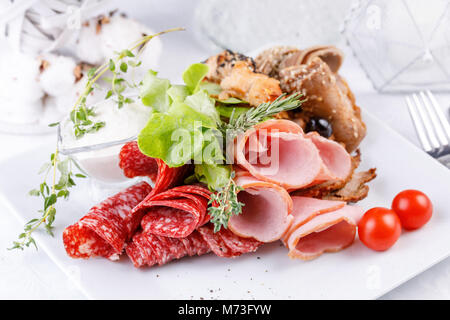 Exquisites Fleisch Platte, schneiden verschiedene Arten von Fleischprodukten. Close-up. Stockfoto